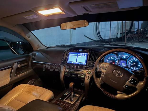 Toyota Land Cruiser 2009 White