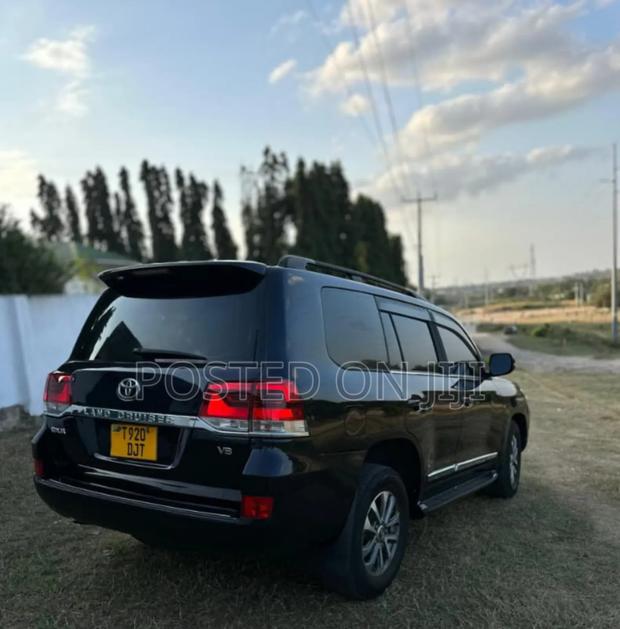 Toyota Land Cruiser 2010 Black
