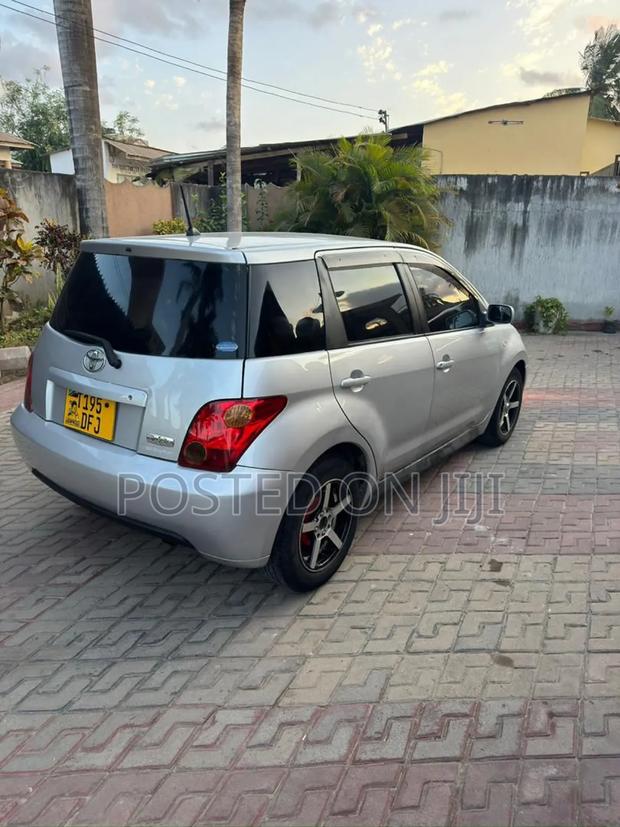 Toyota IST 2004 Silver