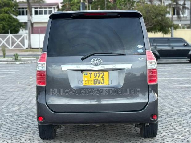 Toyota Noah 2009 Black