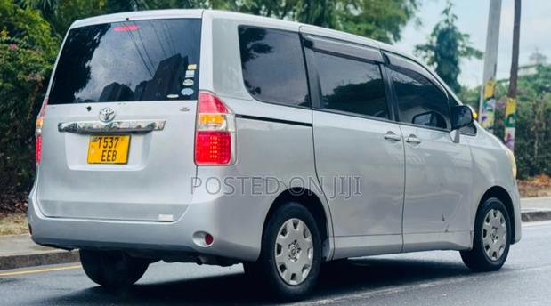 Toyota Noah 2010 Silver