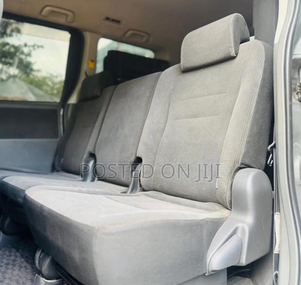 Toyota Noah 2010 Silver