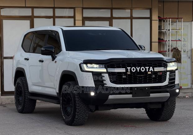 Toyota Land Cruiser LC300 2023 White