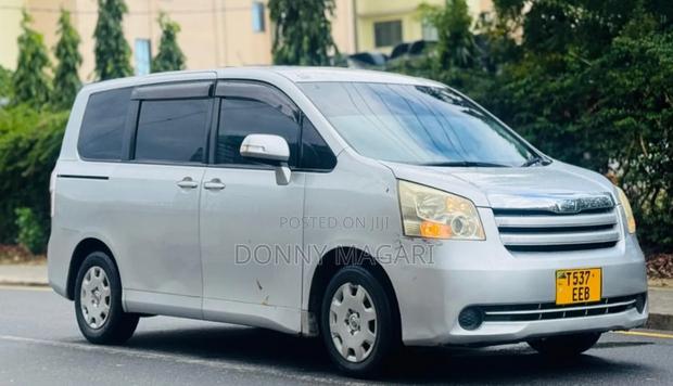 Toyota Noah 2010 Silver
