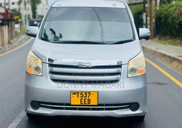 Toyota Noah 2010 Silver
