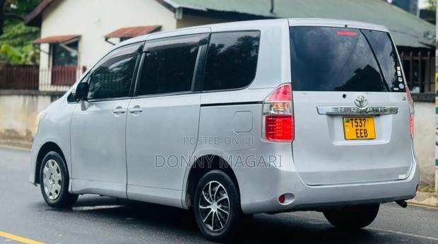 Toyota Noah 2010 Silver