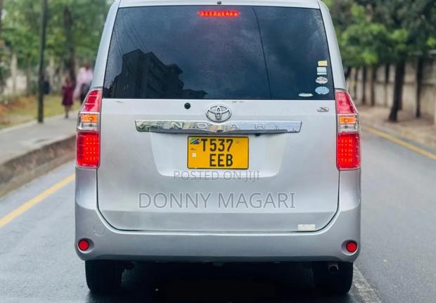 Toyota Noah 2010 Silver