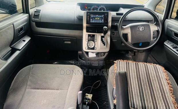 Toyota Noah 2010 Silver