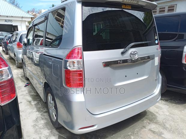 Toyota Noah 2.0 143hp AWD (7 Seater) 2008 Silver