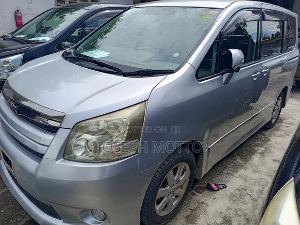 Toyota Noah 2.0 143hp AWD (7 Seater) 2008 Silver