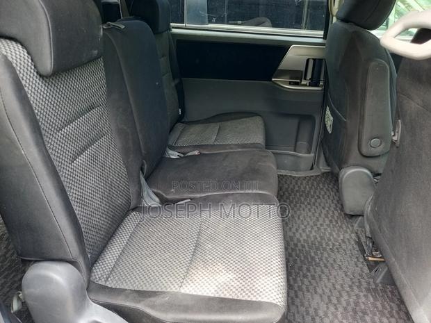 Toyota Noah 2.0 143hp AWD (7 Seater) 2008 Silver