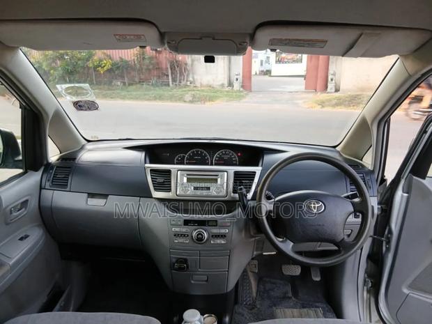 Toyota Noah 2005 Silver
