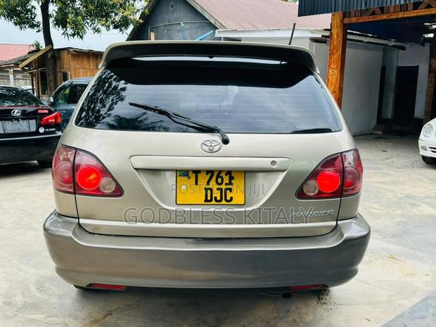 Toyota Harrier 2002 Gold