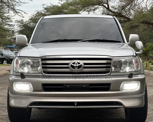 Toyota Land Cruiser 2005 Gray