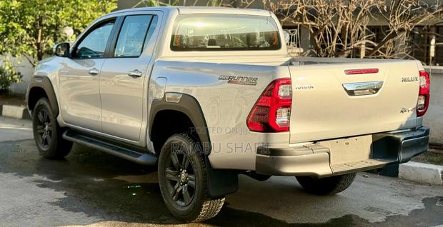 Toyota Hilux 2025 Silver