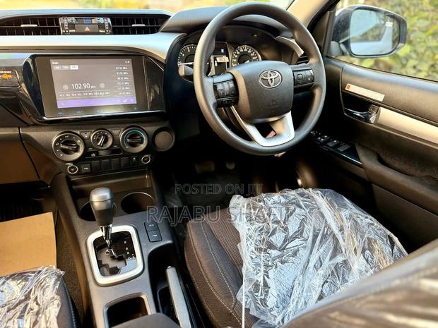 Toyota Hilux 2025 Silver