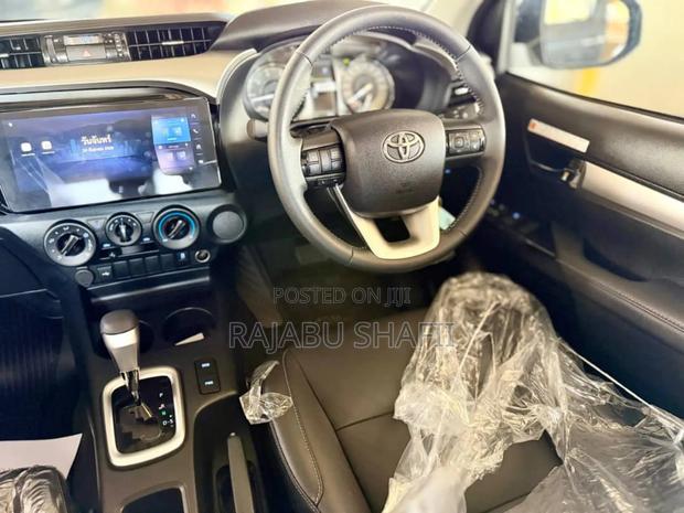 Toyota Hilux 2025 Gray