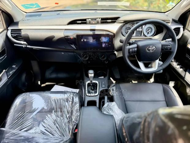 Toyota Hilux 2025 Gray
