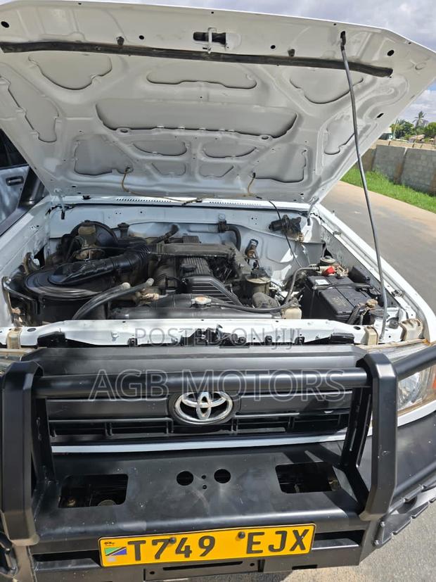 Toyota Land Cruiser 2010 White