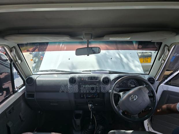 Toyota Land Cruiser 2010 White