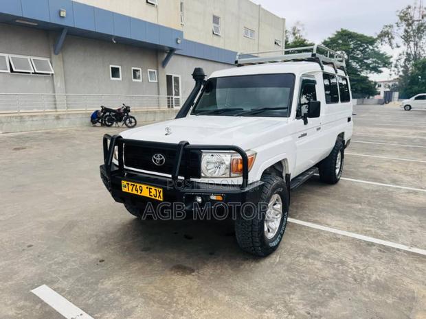 Toyota Land Cruiser 2010 White