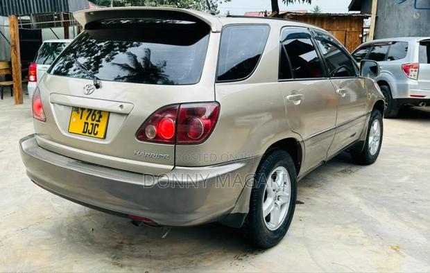 Toyota Noah 2002 Gold