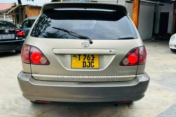 Toyota Noah 2002 Gold