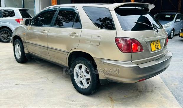 Toyota Noah 2002 Gold
