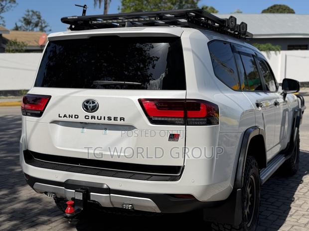 Toyota Land Cruiser LC300 2024 White