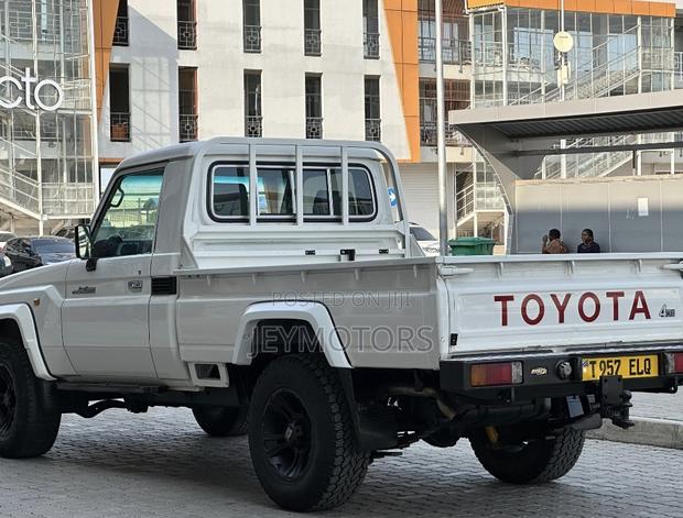 Toyota Land Cruiser 2007 White