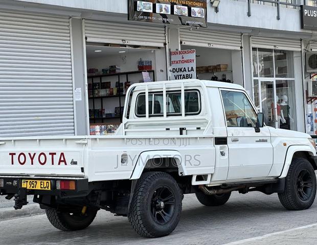 Toyota Land Cruiser 2007 White