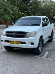 Toyota Hilux 2.5 Cab 2005 White for sale
