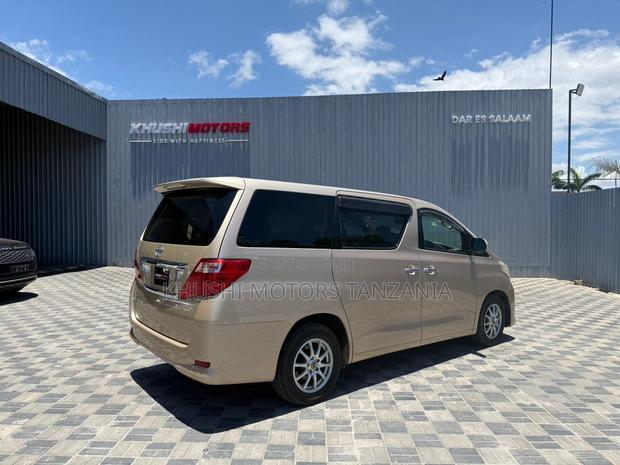 Toyota Alphard 2010 Gold