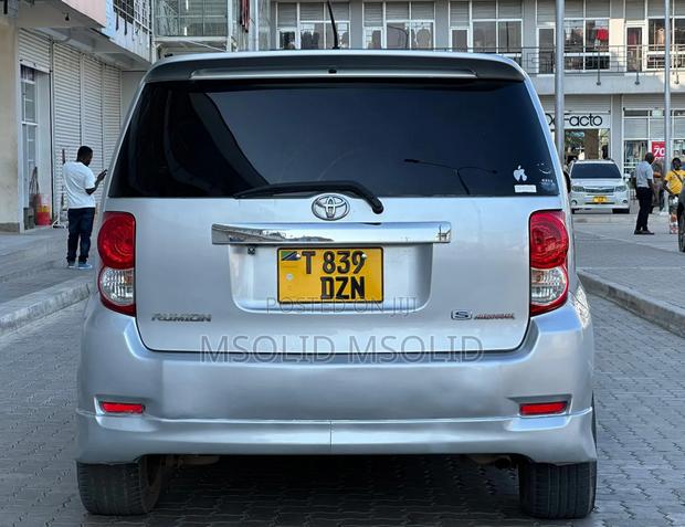 Toyota Corolla Rumion 2009 Silver