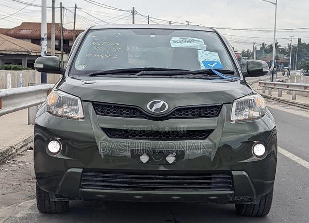 Toyota IST 2011 Green