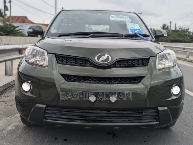 Toyota IST 2011 Green