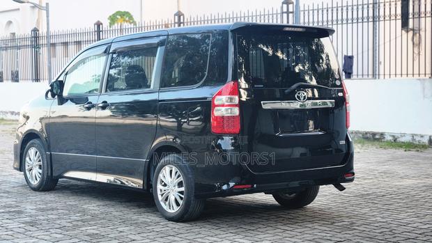 Toyota Noah 2010 Black