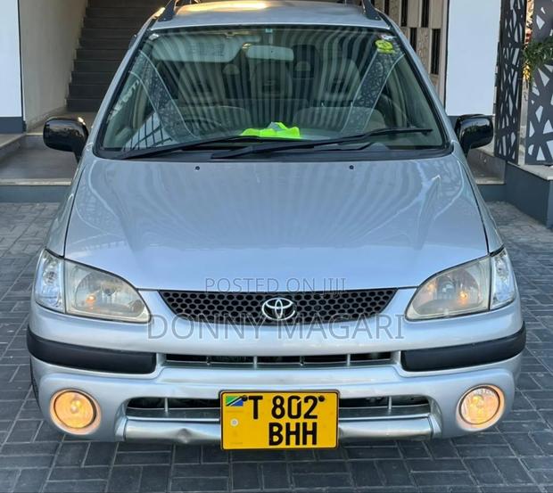 Toyota Corolla Spacio 2000 Silver