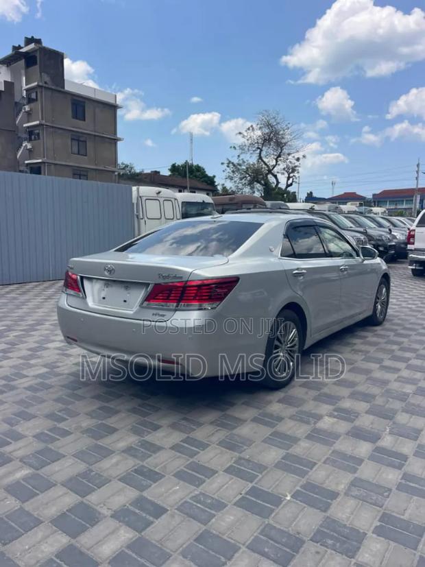 Toyota Crown 2014 Silver