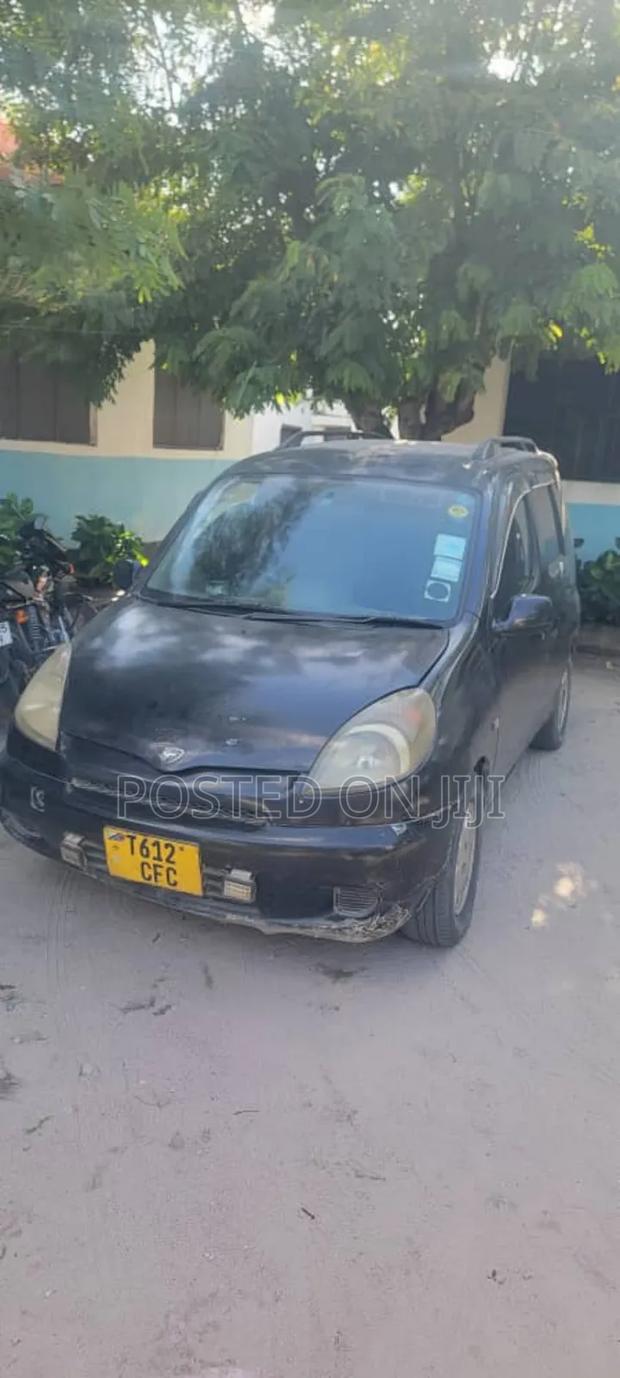 Toyota Fun Cargo 2004 Black