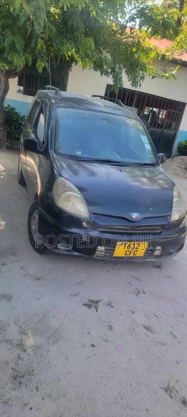 Toyota Fun Cargo 2004 Black