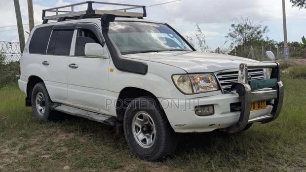 Toyota Land Cruiser 2010 White