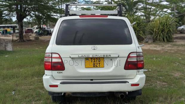 Toyota Land Cruiser 2010 White