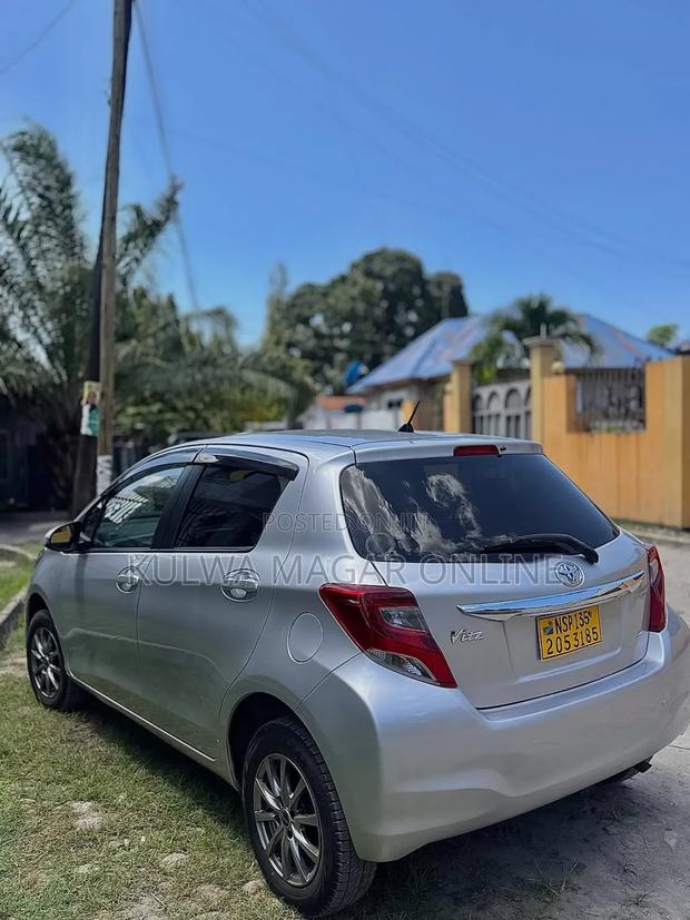 Toyota Vitz 2015 Silver