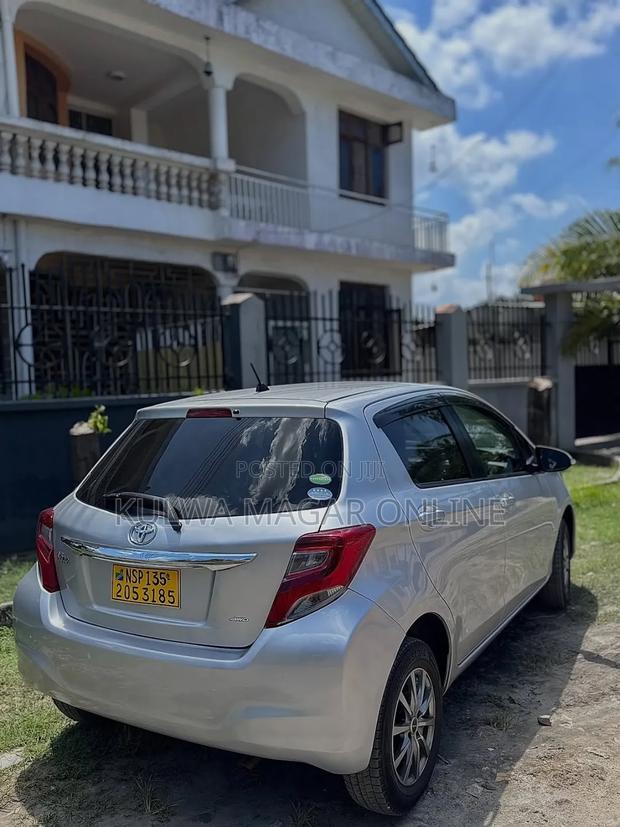 Toyota Vitz 2015 Silver
