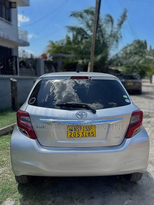 Toyota Vitz 2015 Silver