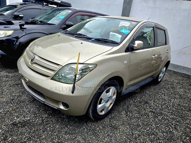 Toyota IST 2005 Gold