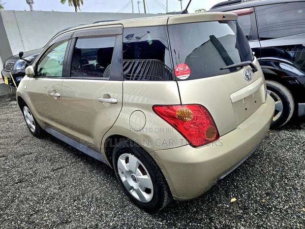 Toyota IST 2005 Gold