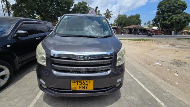 Toyota Noah 2009 Gray