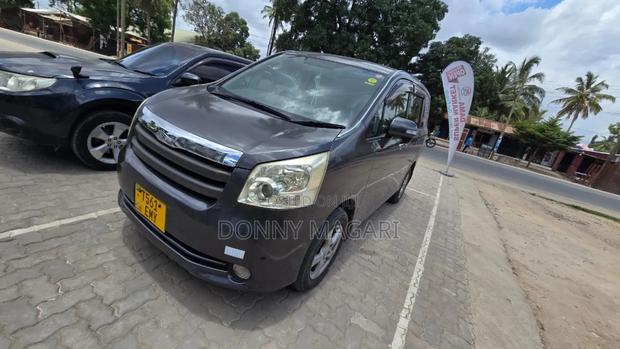 Toyota Noah 2009 Gray